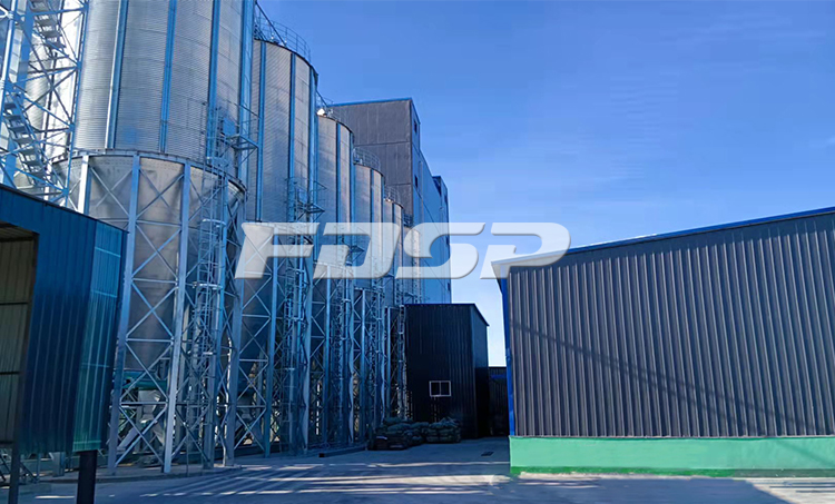 Commissioning of livestock and poultry + ruminant feed production line with an annual output of 180,000 tons was completed in Kulun Banner, Inner Mongolia (图2) 筒仓.jpg