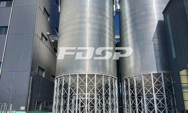 Commissioning of livestock and poultry + ruminant feed production line with an annual output of 180,000 tons was completed in Kulun Banner, Inner Mongolia (图3) 筒仓2.jpg