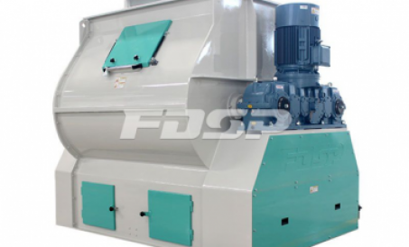 Vệ sinh thiết bị sản xuất trong nhà máy sản xuất thức ăn chăn nuôi